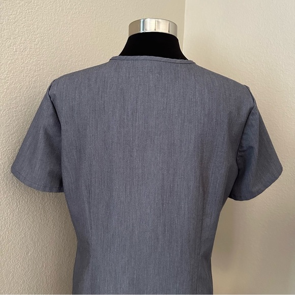 FIGS Women's Casma Three-Pocket Grey Scrub Top PO1557 - Picture 8 of 12